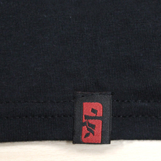 Étiquettes tissées sur le bas du vêtement